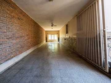CASA EN VENTA DE 3 DORMITORIOS COCHERA. ARROYITO