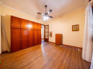 CASA EN VENTA DE 3 DORMITORIOS COCHERA. ARROYITO