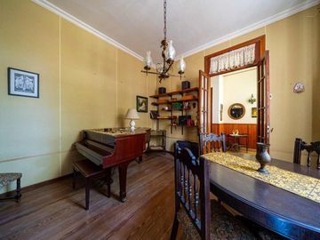 CASA EN VENTA DE 3 DORMITORIOS COCHERA. ARROYITO