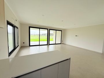 Casa 4 Amb a Estrenar en Pilar con Losa Radiante