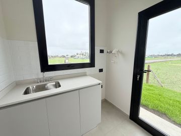Casa 4 Amb a Estrenar en Pilar con Losa Radiante