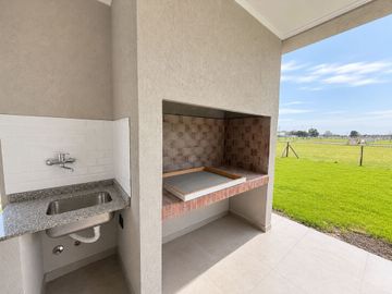 Casa 4 Amb a Estrenar en Pilar con Losa Radiante