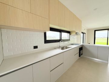 Casa 4 Amb a Estrenar en Pilar con Losa Radiante