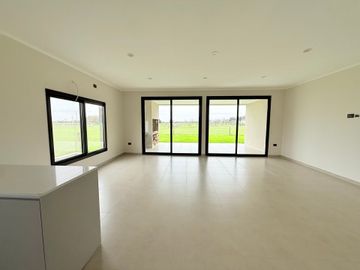 Casa 4 Amb a Estrenar en Pilar con Losa Radiante