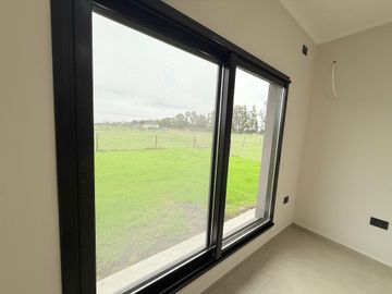 Casa 4 Amb a Estrenar en Pilar con Losa Radiante