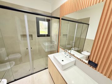 Casa 4 Amb a Estrenar en Pilar con Losa Radiante