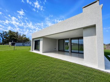 Casa 4 Amb a Estrenar en Pilar con Losa Radiante