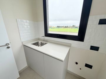 Casa 4 Amb a Estrenar en Pilar con Losa Radiante