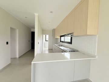 Casa 4 Amb a Estrenar en Pilar con Losa Radiante