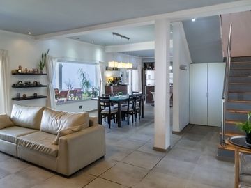 CASA EN VENTA 3 DORM  BARRIO MIRADOR DEL PUENTE