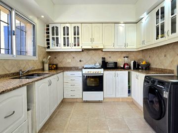 CASA EN VENTA VICTORIA 5 AMB COCH JARDÍN PILE E/AV