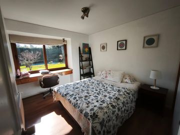 HERMOSA Y AMPLIA CASA EN CONDOMINIO, 5 DORMITORIOS MAS SERV