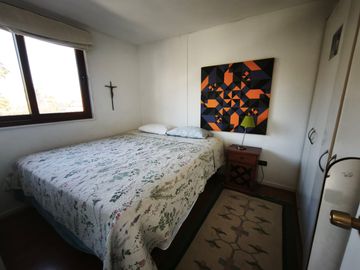 HERMOSA Y AMPLIA CASA EN CONDOMINIO, 5 DORMITORIOS MAS SERV