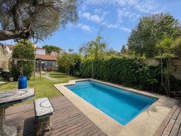 CHALET 5 AMB C/JARDÍN, PISCINA QUINCHO Y COCHERA