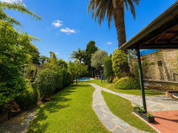 CHALET 5 AMB C/JARDÍN, PISCINA QUINCHO Y COCHERA