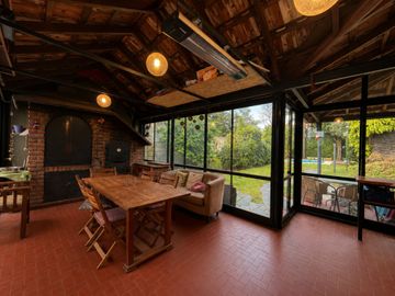 CHALET 5 AMB C/JARDÍN, PISCINA QUINCHO Y COCHERA