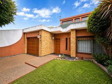 CHALET 5 AMB C/JARDÍN, PISCINA QUINCHO Y COCHERA