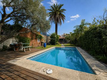 CHALET 5 AMB C/JARDÍN, PISCINA QUINCHO Y COCHERA