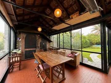 CHALET 5 AMB C/JARDÍN, PISCINA QUINCHO Y COCHERA