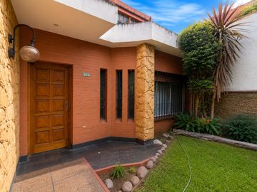 CHALET 5 AMB C/JARDÍN, PISCINA QUINCHO Y COCHERA