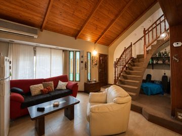 CHALET 5 AMB C/JARDÍN, PISCINA QUINCHO Y COCHERA