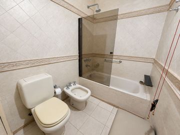 CHALET 5 AMB C/JARDÍN, PISCINA QUINCHO Y COCHERA