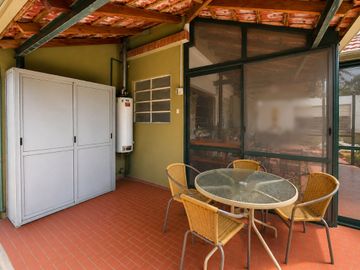 CHALET 5 AMB C/JARDÍN, PISCINA QUINCHO Y COCHERA
