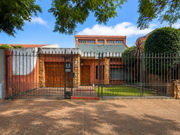CHALET 5 AMB C/JARDÍN, PISCINA QUINCHO Y COCHERA