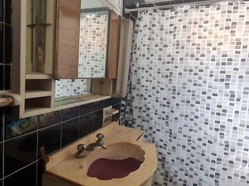 Lote  con dos viviendas, jardín y cochera en Florida Oeste- En Venta