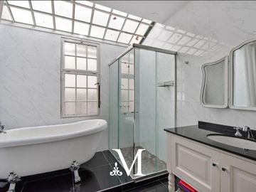 CASA EN VENTA BELGRANO ZONA DE EMBAJADAS 7 AMB.