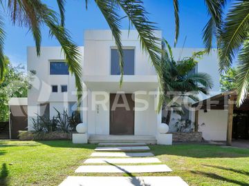 Casa en  alquiler anual 4 dormitorios en Santa Bárbara, en isla chica, excelente ubicación y diseño