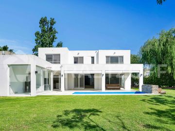 Casa en  alquiler anual 4 dormitorios en Santa Bárbara, en isla chica, excelente ubicación y diseño