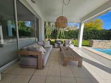 Casa en  alquiler anual 4 dormitorios en Santa Bárbara, en isla chica, excelente ubicación y diseño
