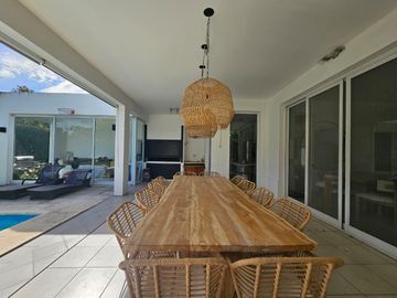 Casa en  alquiler anual 4 dormitorios en Santa Bárbara, en isla chica, excelente ubicación y diseño