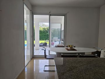 Casa en  alquiler anual 4 dormitorios en Santa Bárbara, en isla chica, excelente ubicación y diseño