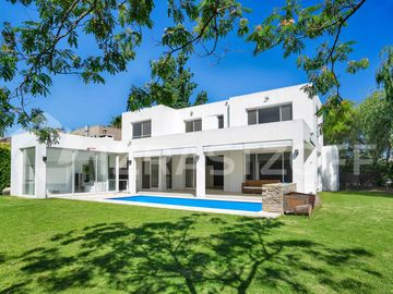 Casa en  alquiler anual 4 dormitorios en Santa Bárbara, en isla chica, excelente ubicación y diseño