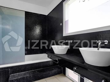 Casa en  alquiler anual 4 dormitorios en Santa Bárbara, en isla chica, excelente ubicación y diseño