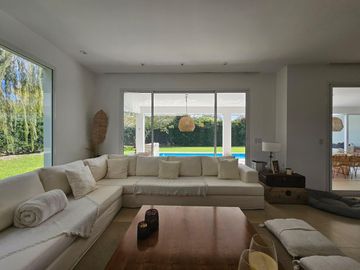 Casa en  alquiler anual 4 dormitorios en Santa Bárbara, en isla chica, excelente ubicación y diseño