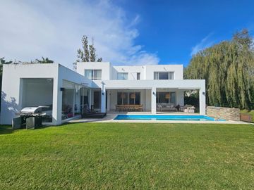 Casa en  alquiler anual 4 dormitorios en Santa Bárbara, en isla chica, excelente ubicación y diseño