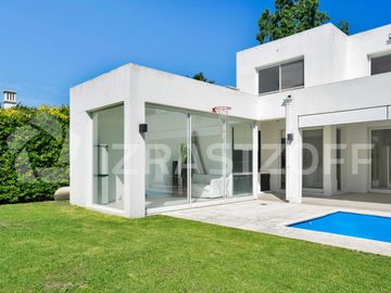 Casa en  alquiler anual 4 dormitorios en Santa Bárbara, en isla chica, excelente ubicación y diseño