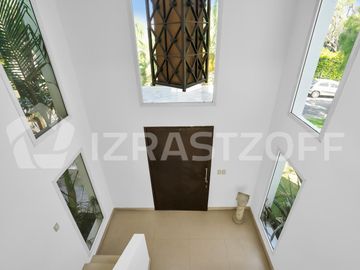 Casa en  alquiler anual 4 dormitorios en Santa Bárbara, en isla chica, excelente ubicación y diseño