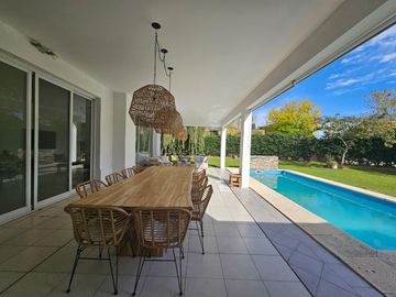 Casa en  alquiler anual 4 dormitorios en Santa Bárbara, en isla chica, excelente ubicación y diseño