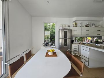 Casa en  alquiler anual 4 dormitorios en Santa Bárbara, en isla chica, excelente ubicación y diseño