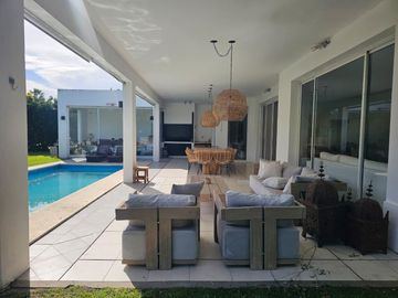 Casa en  alquiler anual 4 dormitorios en Santa Bárbara, en isla chica, excelente ubicación y diseño