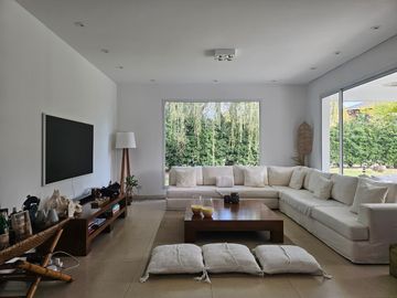 Casa en  alquiler anual 4 dormitorios en Santa Bárbara, en isla chica, excelente ubicación y diseño