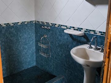 CASA DE 2 AMBIENTES ALQUILER MORENO PARQUE LAVIN