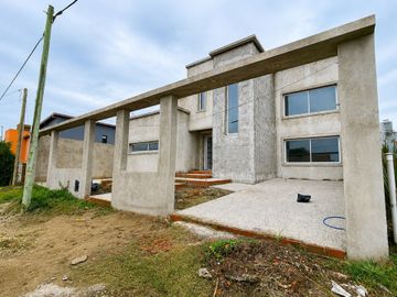 VENTA CASA DE DISEÑO EN CONSTRUCCION ZONA SUR