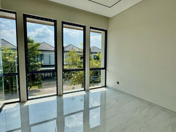 DIJUAL RUMAH WOODLAND CITRALAND MODERN TROPIS 2LT 4KT BARU GRESS