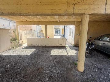 Departamento en alquiler, amplio, de un dormitorio con cochera y todos los servicios. Zona UTN.