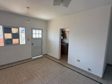 Departamento en alquiler, amplio, de un dormitorio con cochera y todos los servicios. Zona UTN.